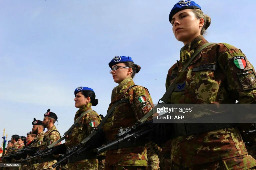 Итальянская женская армия. Итальянская Военная женщина. Молодые итальянские военные. Итальянский военный берет.