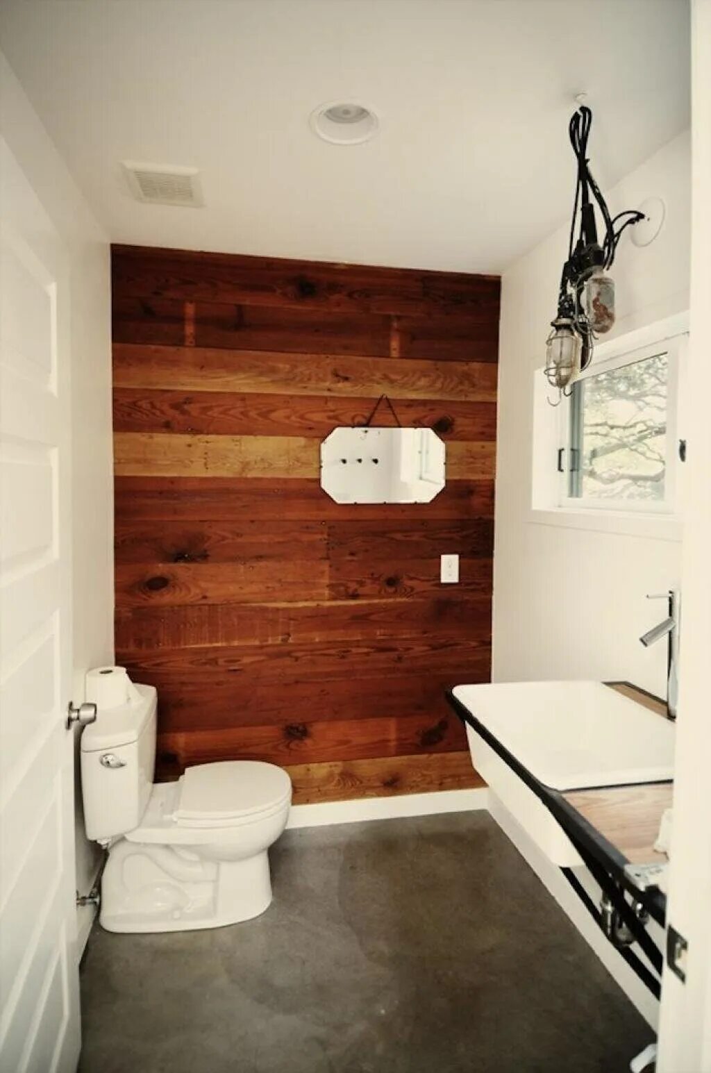 Панели дерево ванной. Отделка ванной под дерево. Санузел с деревянными панелями. Деревянные панели в ванной. Ванная отделанная панелями под дерево.