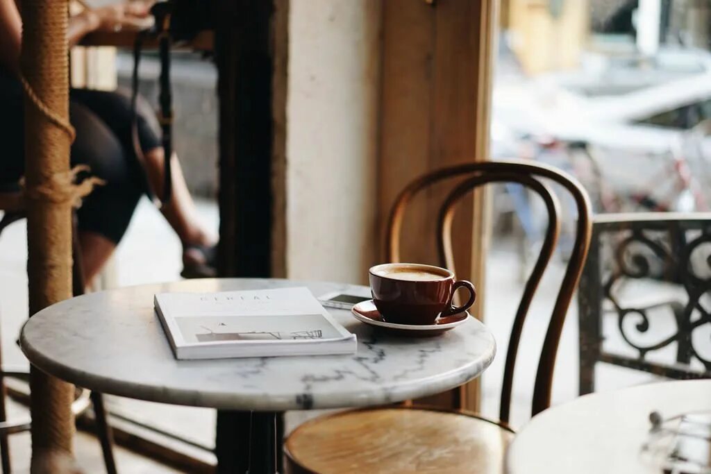 Прочитайте текст столики в кафе. Красивый столик с кофе у окна. Кофе кафе атмосферно. Кофейня с книгами. Высокие столики для кафе.