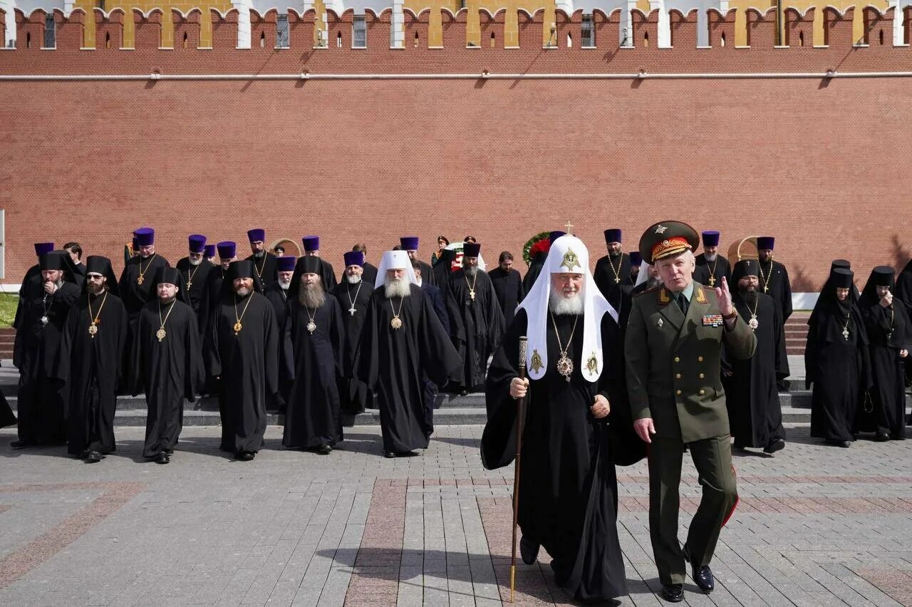 Патриарх возложил венок к могиле неизвестного солдата. Возложенная Церковь. Благослови на войну