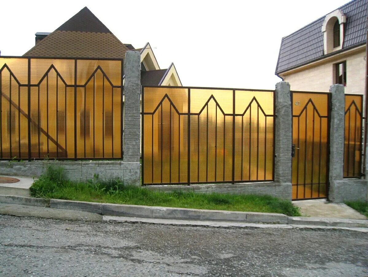 Красивый забор. Красивый металлический забор. Забор районе. Забор для кладбища для ограждения территории. Паркан забор.