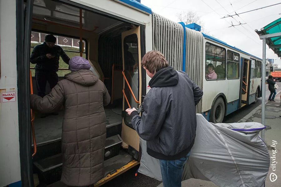 Можно ли ездить в автобусе с велосипедом. Охрана в автобусе. можно ли ездить с велосипедом в автобусе. можно ли в маршрутку с велосипедом.