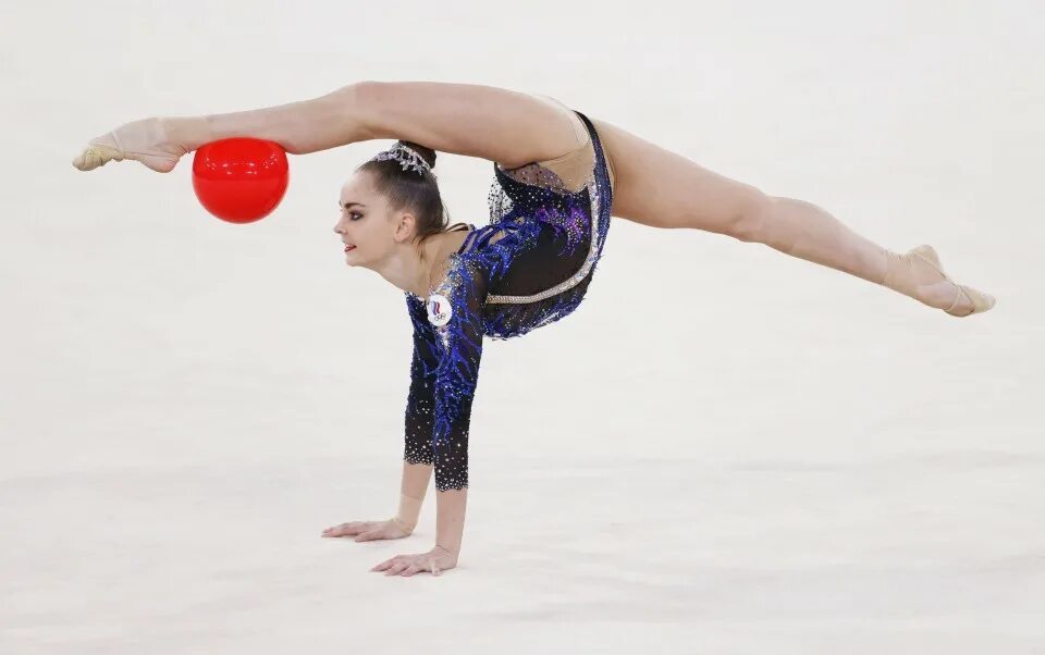 гимнастические элементы с мечом. мастерства с мячом в перекат. мастерства с мячом. элементы художественной гимнастики. мастерства с булавами.