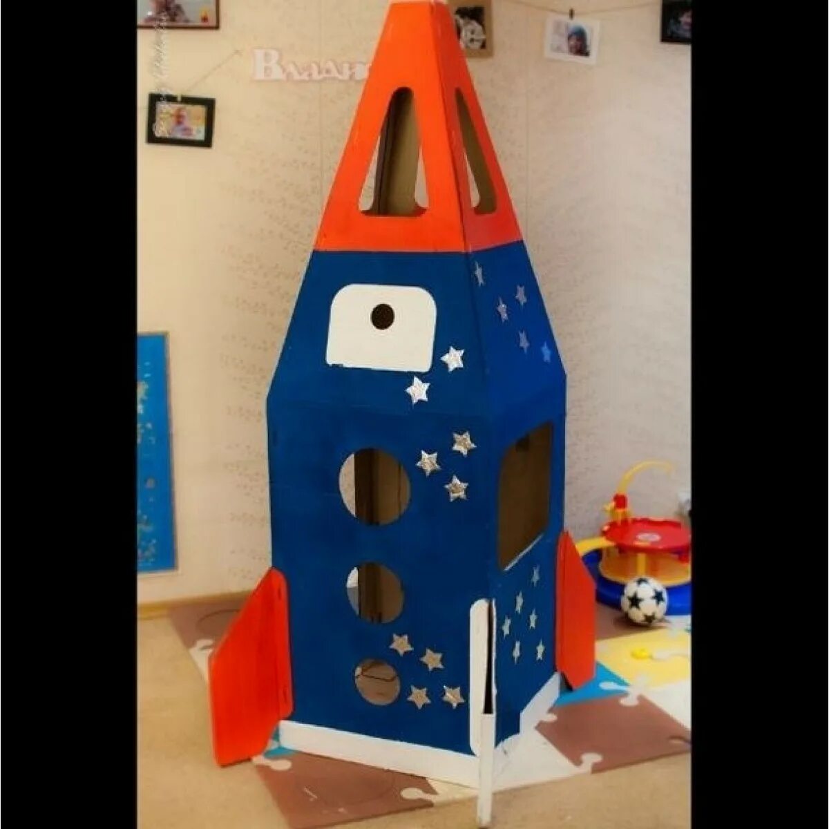 ракета из картонных коробок. макет ракеты из картона. сделать большую ракету. ракета поделка. ракета из.