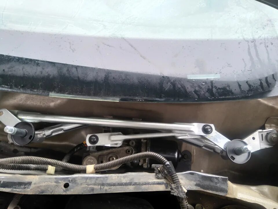 Замена резинки в заднем стеклоочистителе - Nissan Qashqai+2, 2 л, 2011 года расх
