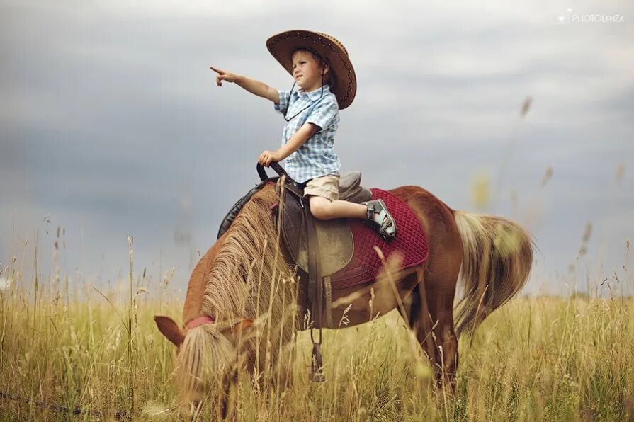 Little cowboy ready to go. Детская фотосессия ковбой с лошадью. Ковбой ребенок. Фотосессия в ковбойском стиле с лошадью. Фотосессия с лошадьми дети.