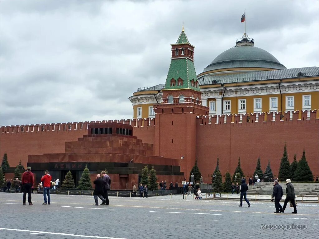 Сенатский дворец московского кремля сверху. Сенатская башня и кремлевская стена. Башня мавзолея. И ленина на красной площади в москве. Башня мавзолея.