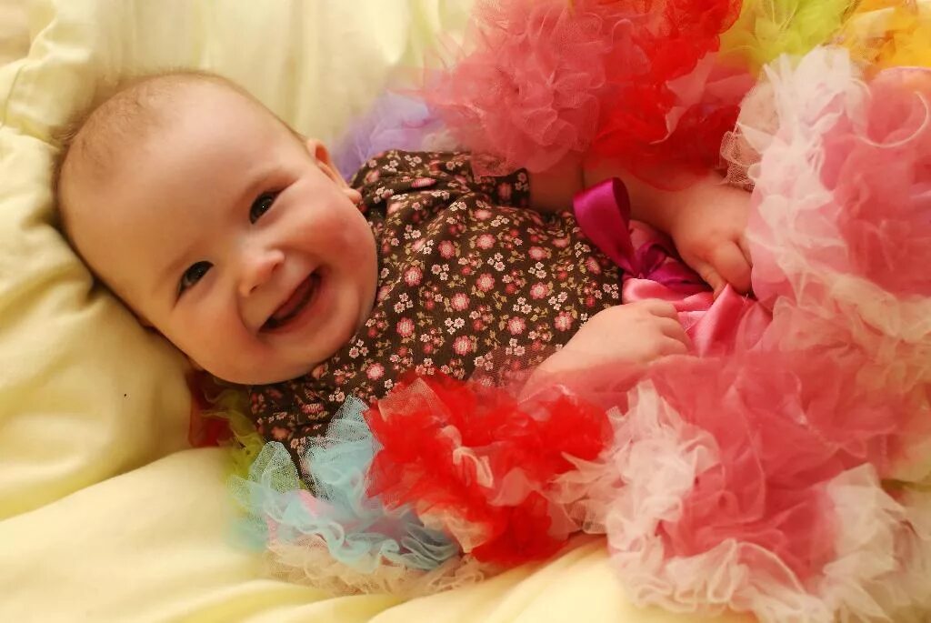 3 месяца девочке. Ребенок ползает. 6 месяцев девочке. 4 месяца девочке. Красивая девочка 6 месяцев.