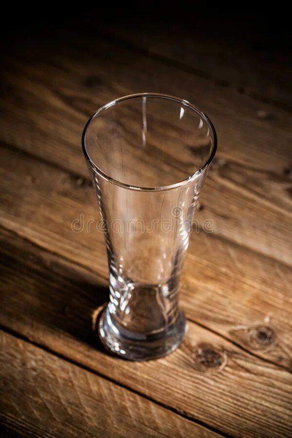 На столе пустой стакан
