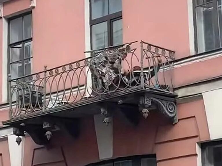 Люди упали с балкона в Петербурге. Семейный балкон. Пара упала с балкона в Петербурге. Погорелов звезды с балконов