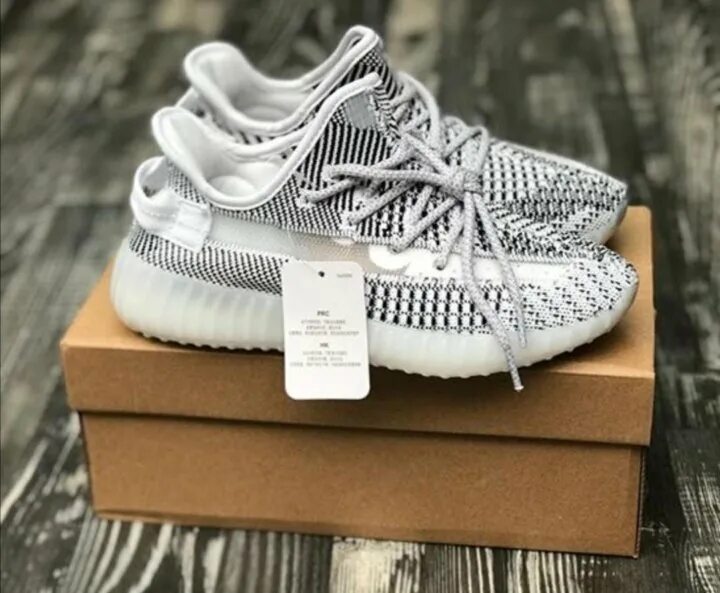 Кроссовки изи оригинал. Adidas izi Boost 350. Кроссовки adidas Yeezy 350. Кроссовки адидас ИЗИ буст 350. Кроссовки adidas Yeezy Boost 350 v2.