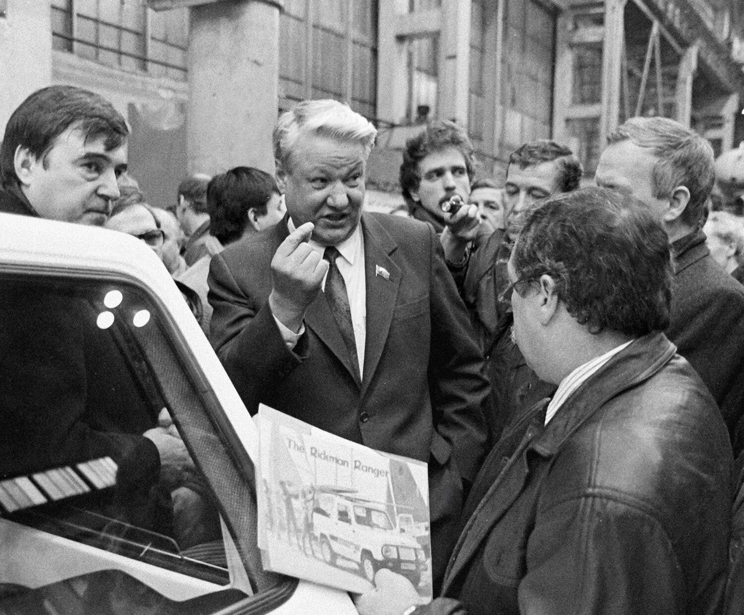 Председателем верховного совета рсфср был. Кировский завод ельцин. ельцин в 80-е. председатель верховного совета рсфср борис ельцин. борис ельцин на заводе.