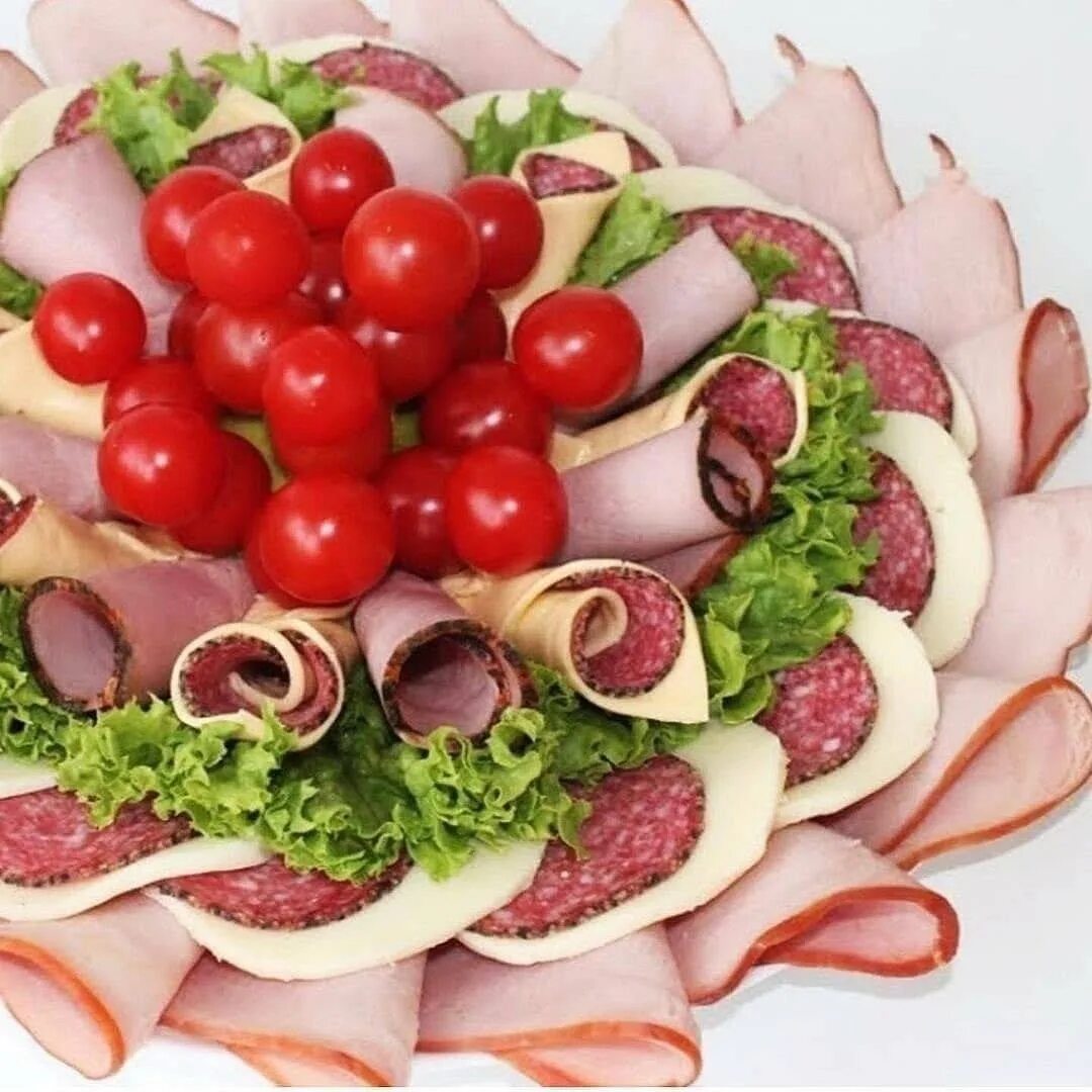 Как сделать нарезку колбасы. Мясная нарезка на праздничный стол. украшение мясной нарезки. красивая нарезка колбасы. красивая нарезка колбаса и сыр.