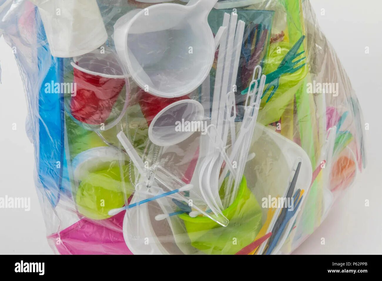 Пластиковые стаканчики экология. Запрет одноразовой посуды. Преимущества одноразовой посуды. Использованная пластиковая посуда. Изделия из пластика.