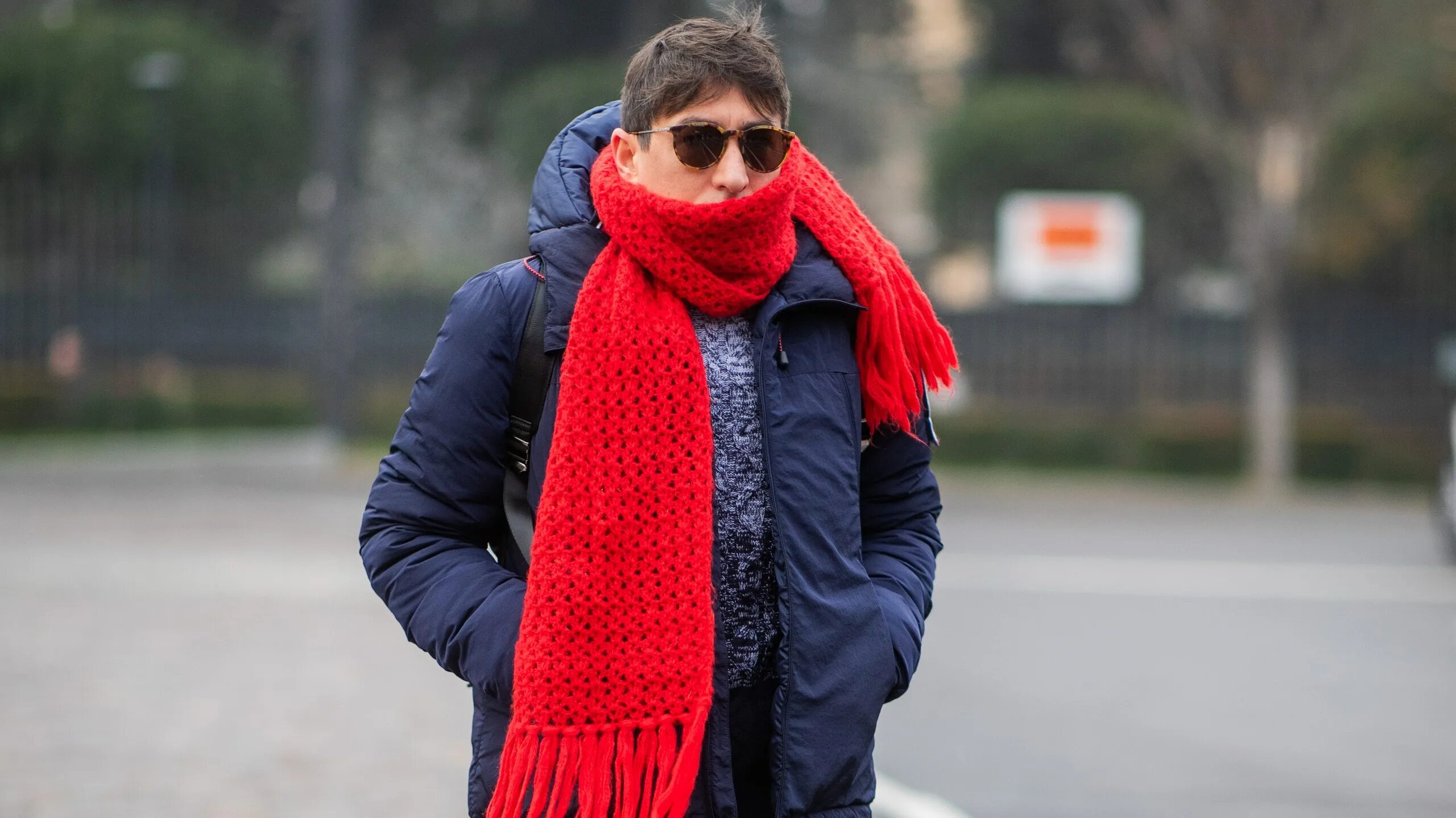 шарф на осень. длинный зимний шарф. зимняя уличная мода. шарф. улица шарфы.