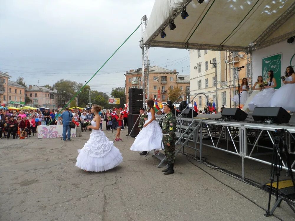 Мероприятие на площади ленина сегодня. Рубцовск день города. Площадь Ленина на день города. День города Новосибирск сцена. Рубцовск день города 2010 год.