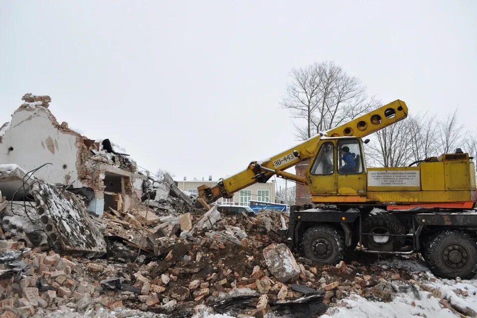 Снос дома Великие Луки. Снос домов в великих Луках 2023. Снос домов в великих Луках 2024. Г.Великие Луки снесли дом культуры.