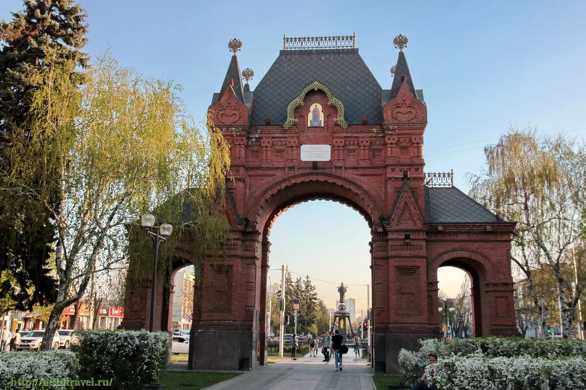 Лицо арка. Александровская Триумфальная арка в Краснодаре. Александровская Триумфальная арка (царские ворота), Краснодар. Александровская арка («царские ворота»). Триумфальная арка царские ворота Канск.