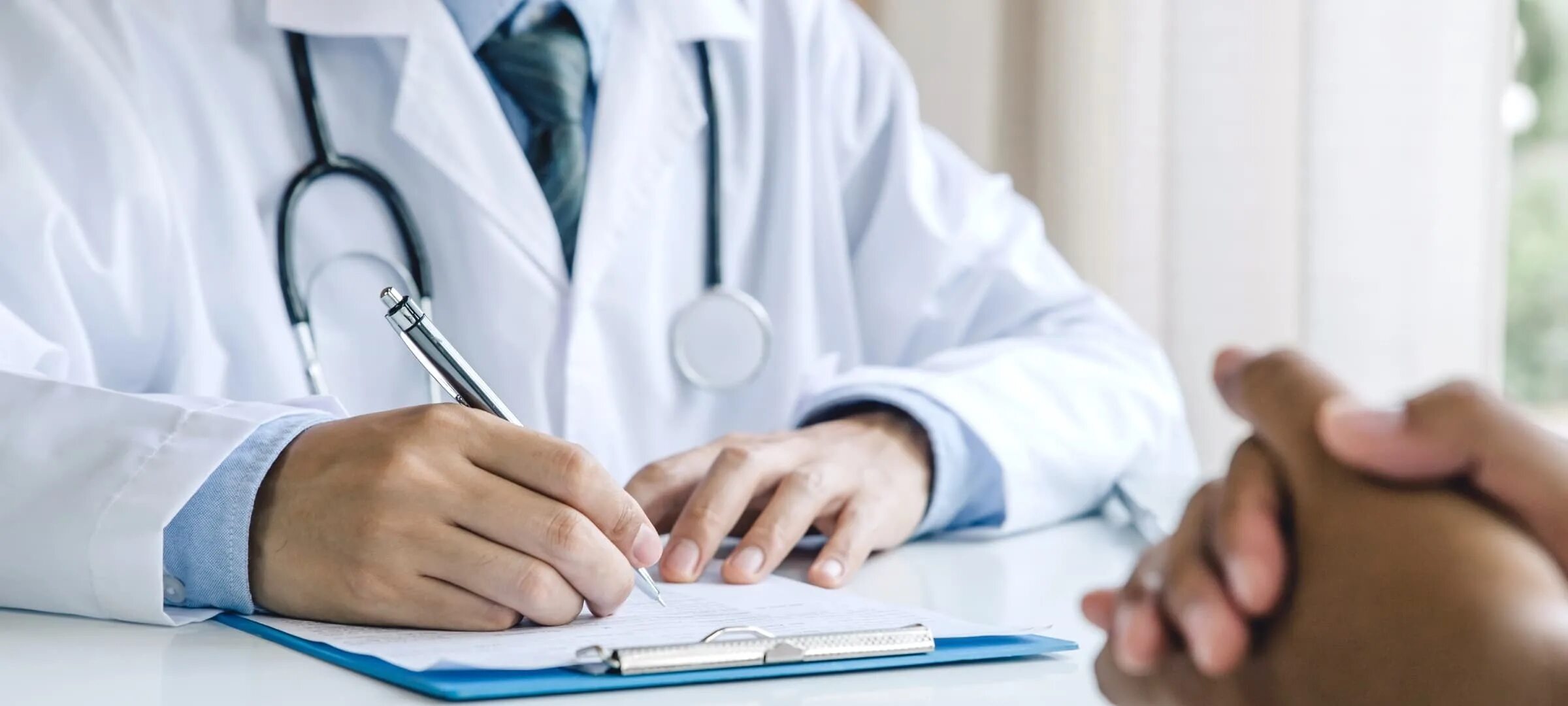 руки врача. руки медиков. врач протягивает руку. врач протягивает руку. доктор про руки.