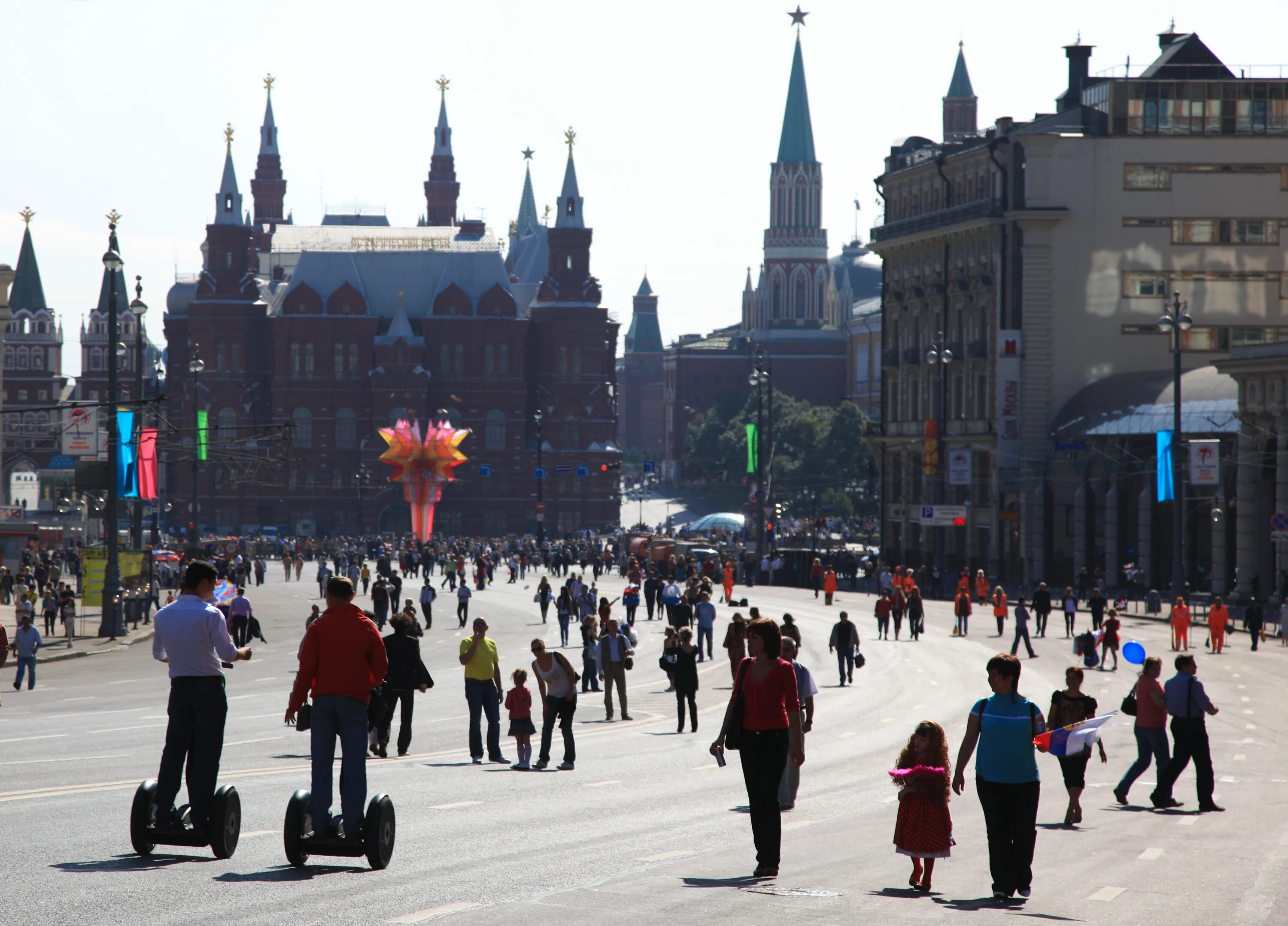 Люди на улицах Москвы. Люди на площади. Люди в городе. Жители Москвы. Какой человек живет в москве