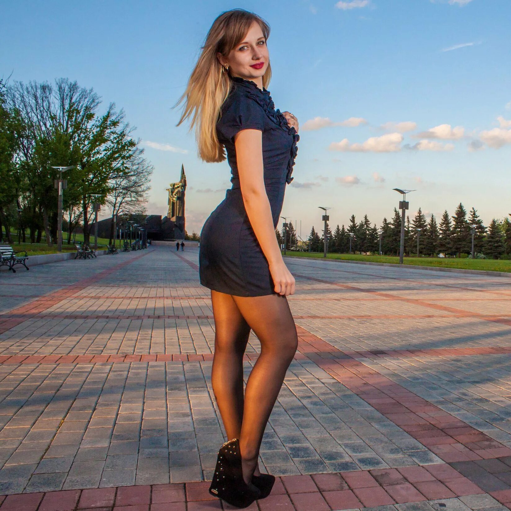 Молодые женщины в коротких юбках. Девушки в коротких юбках. русские красотки в мини. русские красотки в мини юбках. короткие платья на улице.