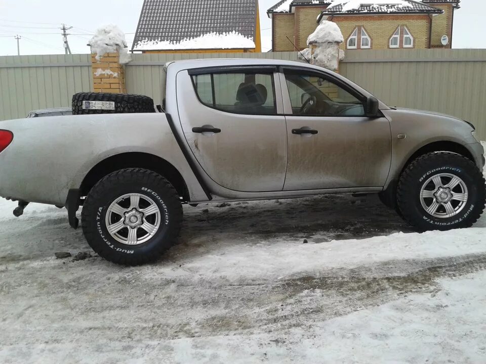 Шины l200 mitsubishi. Mitsubishi l200 на 33 колесах. Митсубиси л200. Mitsubishi l200 шины. Митсубиси л200 4 поколения на 33 колесах.