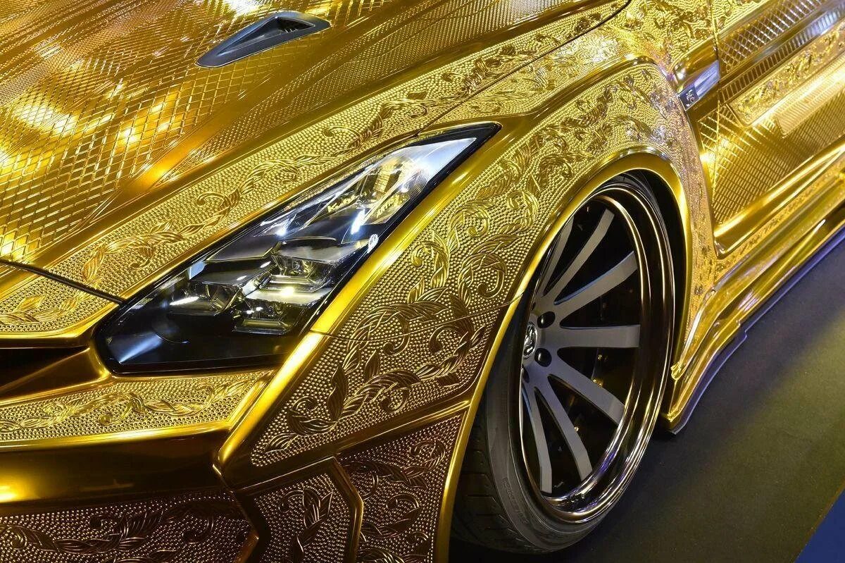 Gold car. Бугатти Вейрон золотой. Золотой Nissan GTR Kuhl Racing. Золотая машина. Золотистая машина.