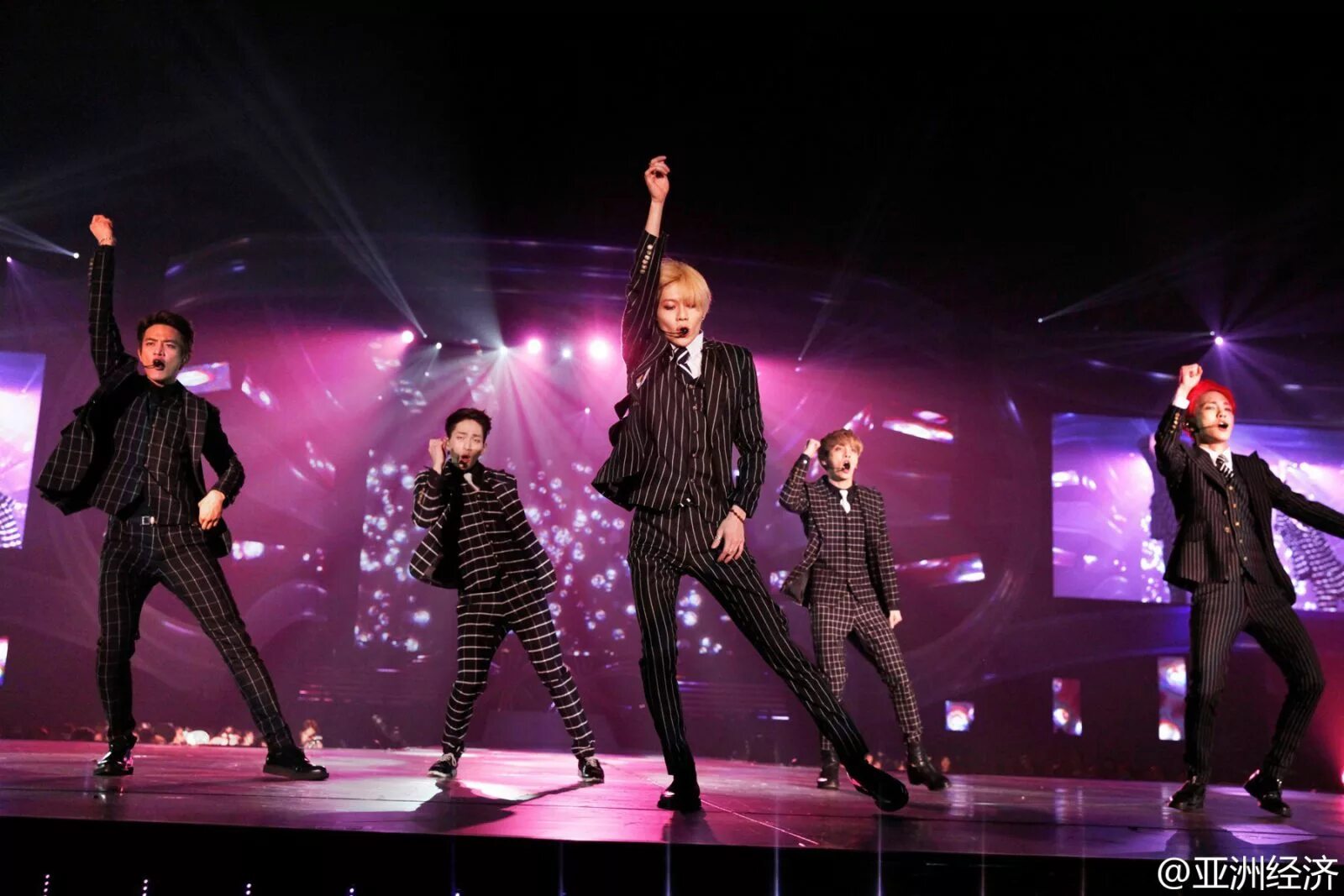 Выступление айдолов. Группа shinee 2025. shinee 2025 концерт. айдолы на сцене. концерты айдолов.
