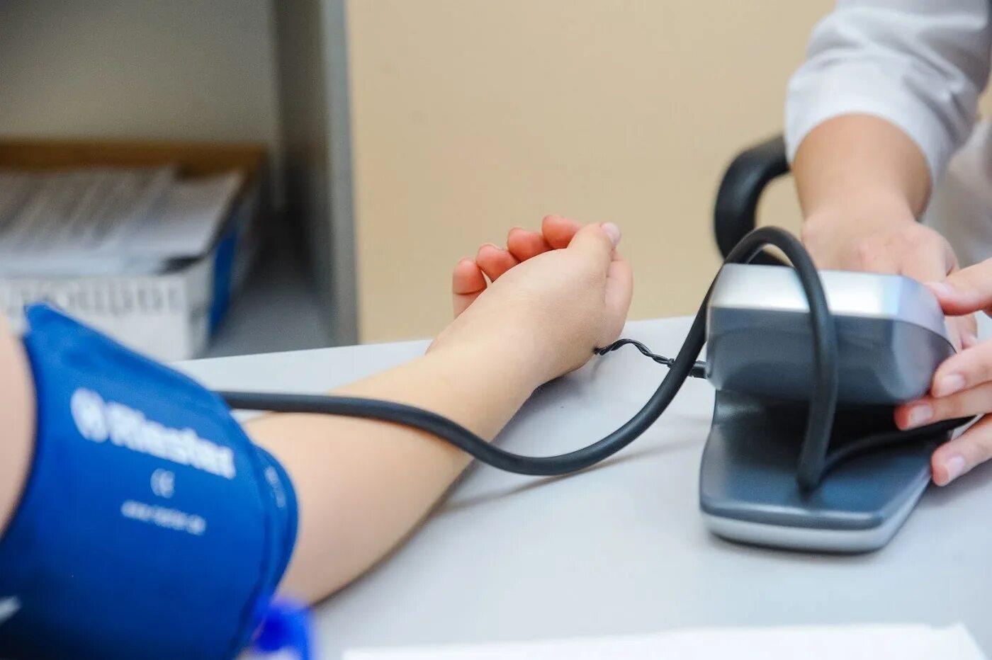 Как снизить давление. Быстрое снижение давления. Быстрое снижение давления. Как снизить давление без лекарств. Что понижает артериальное давление.