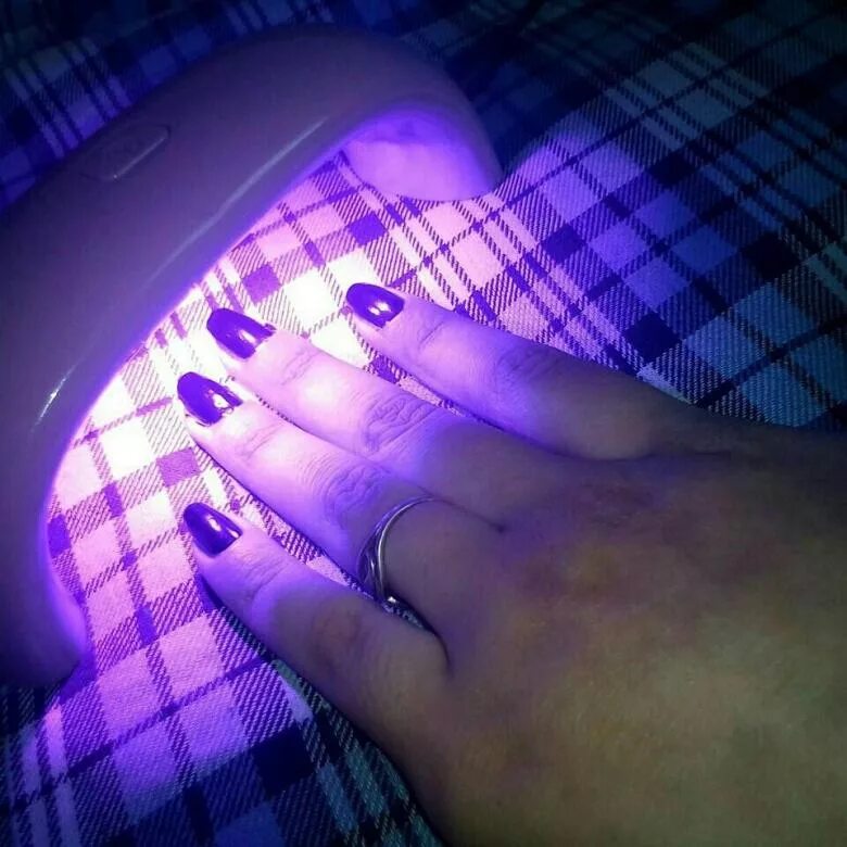 лампа для шеллака. лампа для гель лака. ногти под ультрафиолетом. лампа для ногтей uv lamp professional nail dryer. лампа для ногтей.