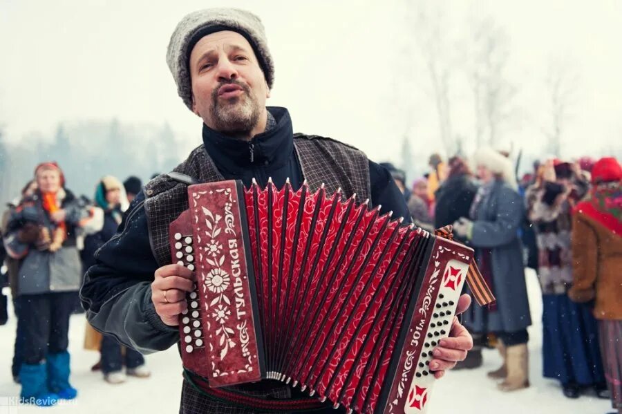 Святов гармонист. Масленица гармонист. Масленица гармонь. Аккордеон Масленица. Гармонь зимой.