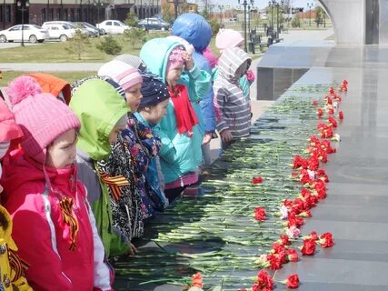 Над могилой в тихом парке расцвели тюльпаны
