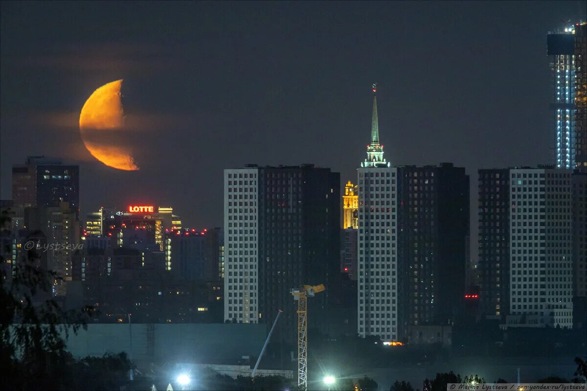 Полнолуние. Полная луна в москве. Полная луна. Луна над москвой. Суперлуние в москве.