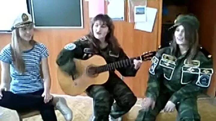 Гитара армейские песни видео. Поют на зоне. Девушки 2 в колонии поют. Поют в тюрьме. На зоне девчонки поют.