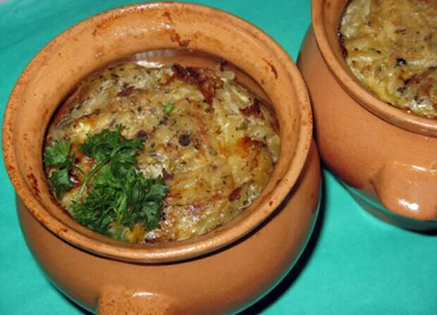 Бабка картофельная в духовке в горшочке. Бабка картофельная в духовке в горшочке. Мясо в горшочке с картофелем и сыром. Белорусская бабка в горшочке. Бабка блюдо белорусской кухни.