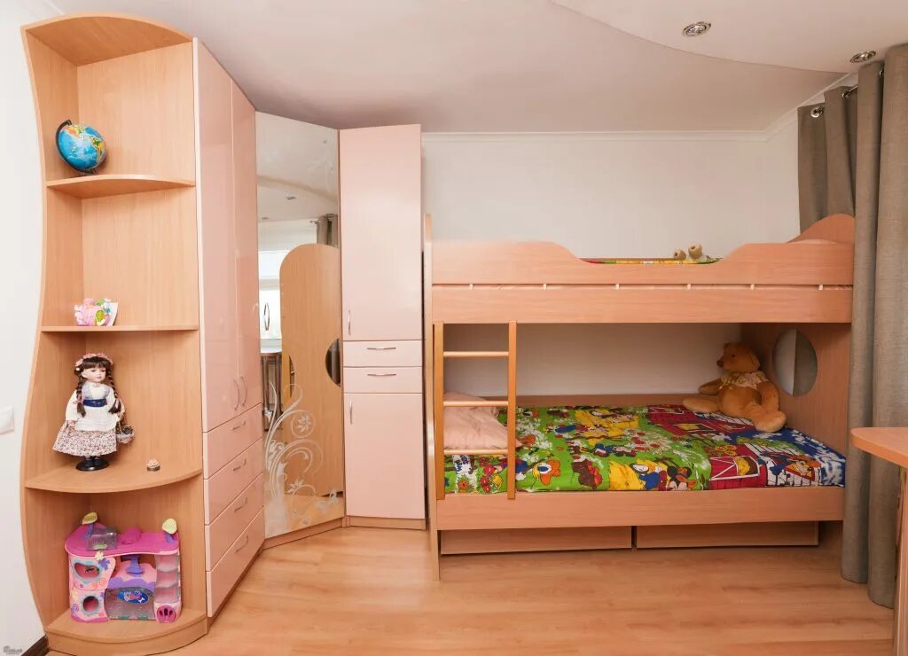Детский уголок с двухъярусной кроватью. Угловая двухъярусная кровать для детей. Детская комната с двухъярусной кроватью и угловым шкафом. Детская угловая спальня с двухъярусной кроватью.