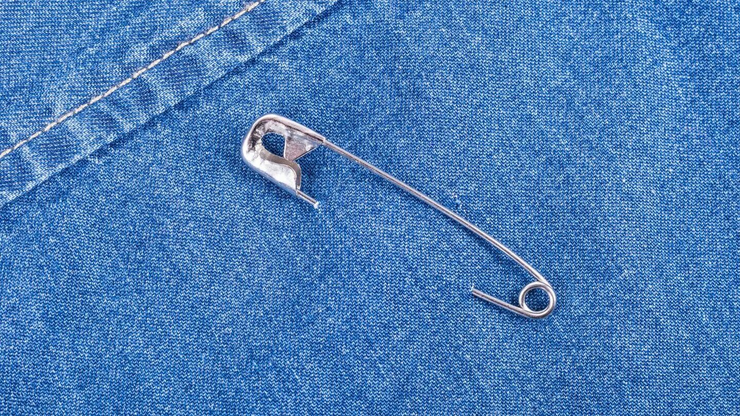 Золотая булавка на одежде. Булавка. Что значит булавка на одежде. Приколоть булавку. Заколоть одежду булавкой.