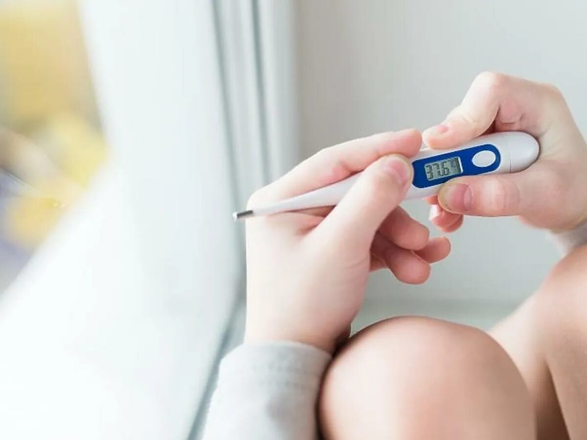 Мерить температуру под одеялом. Мерить температуру под одеялом. Мама мерит температуру. Мерить температуру под одеялом. Девушка с градусником.