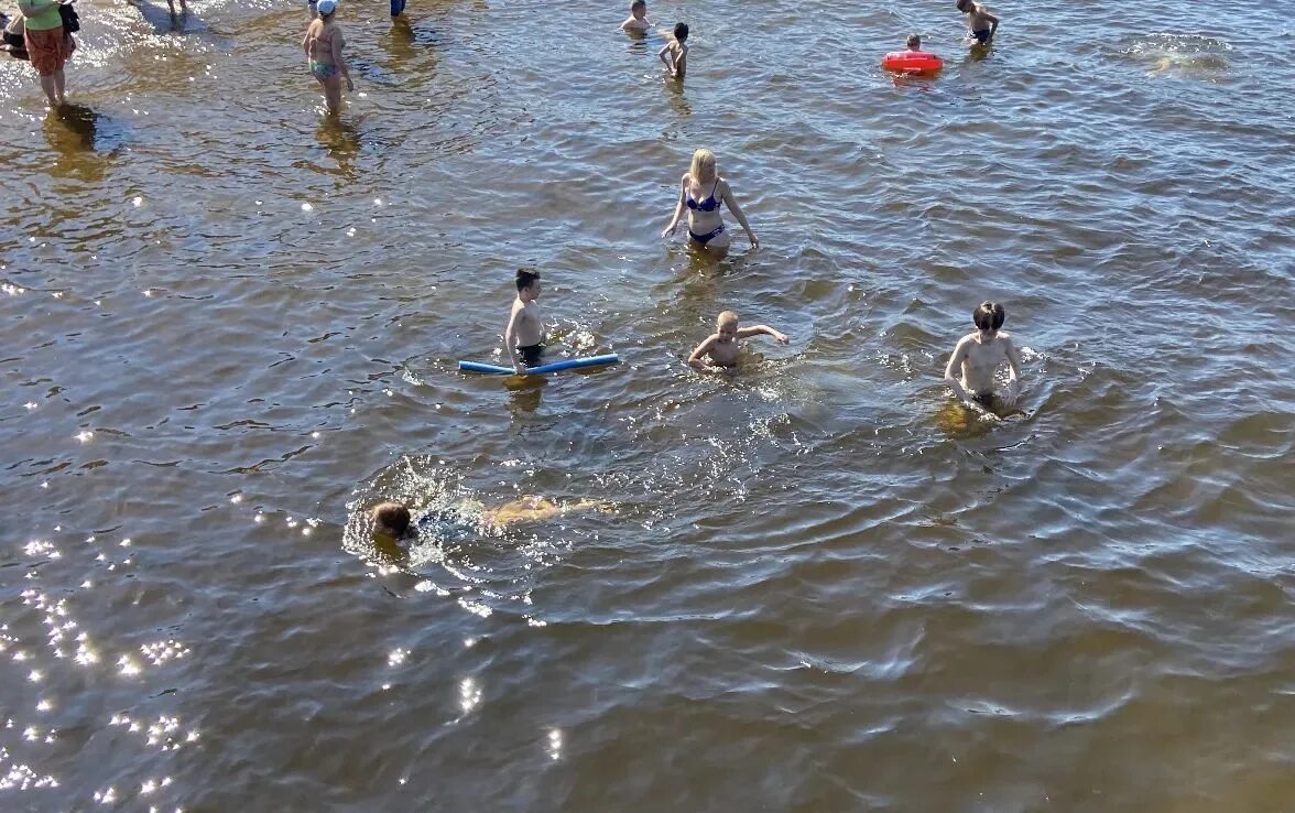 Купаться в озере. Купание в водоемах. Дети купаются в озере. Купание летом. Утонул купаться