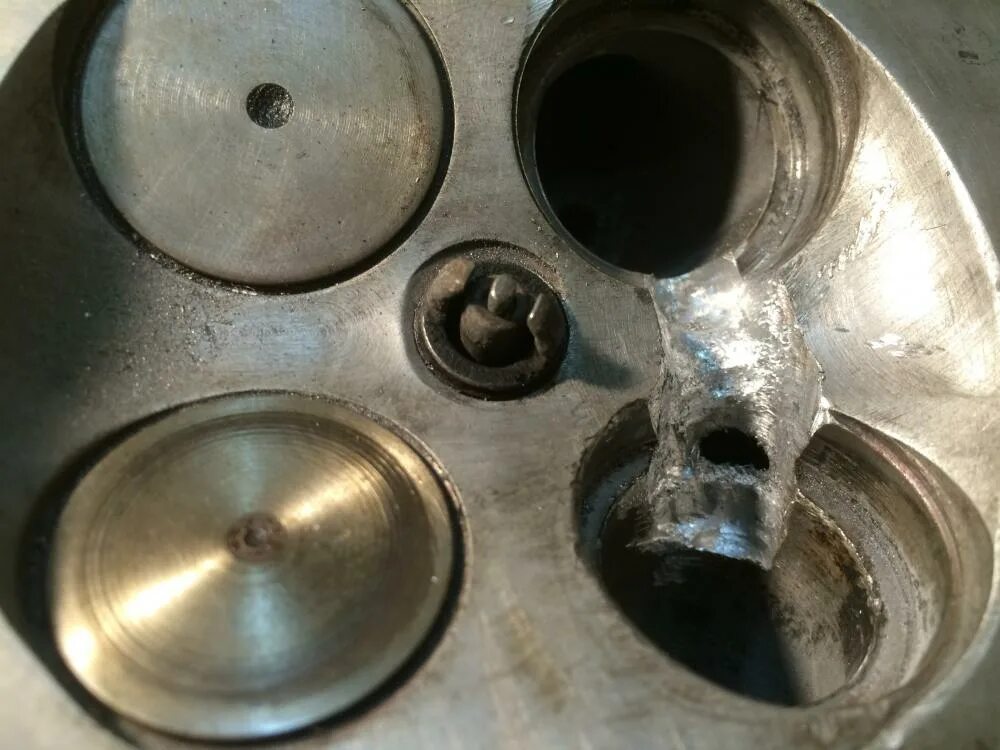 Опрессовка гбц змз 402. Сварочная головка адф-1000-06. Сварка головки. Седло клапана омега а 1. Сварка головки.