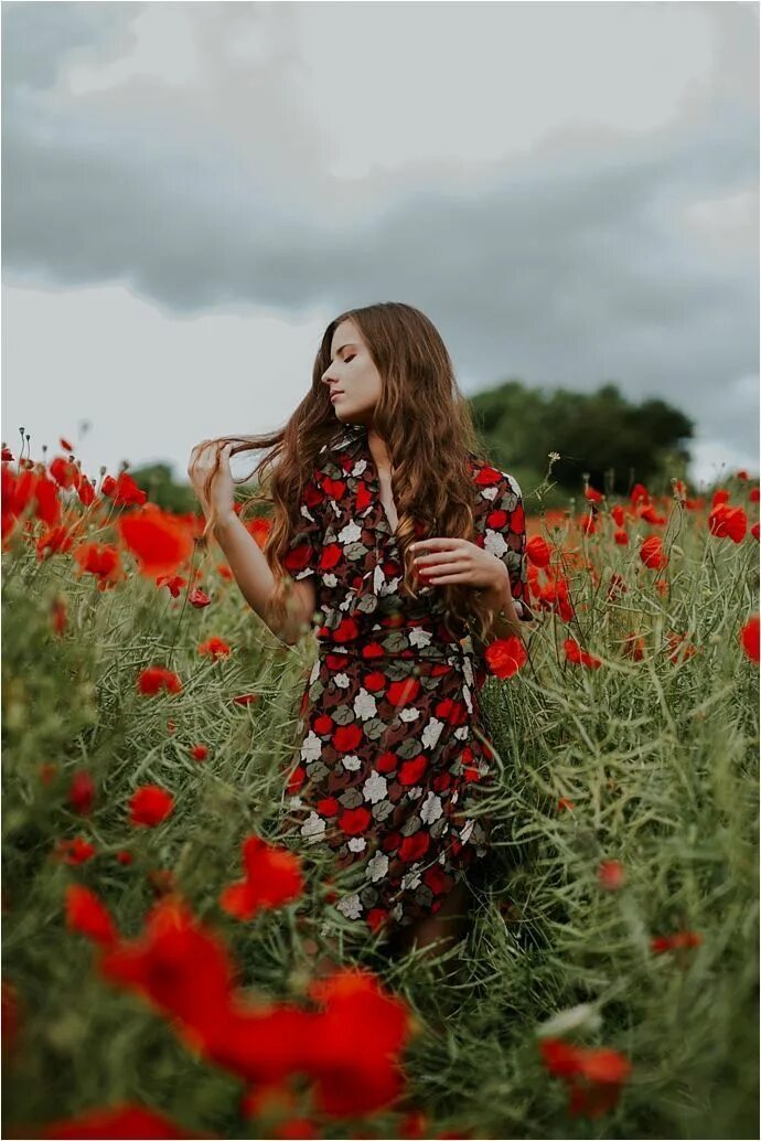 Фотосессия в маковом поле. Фотосессия в маках. Фото в маках идеи. Красивые позы для фотосессии в маках. Фото в маках идеи.