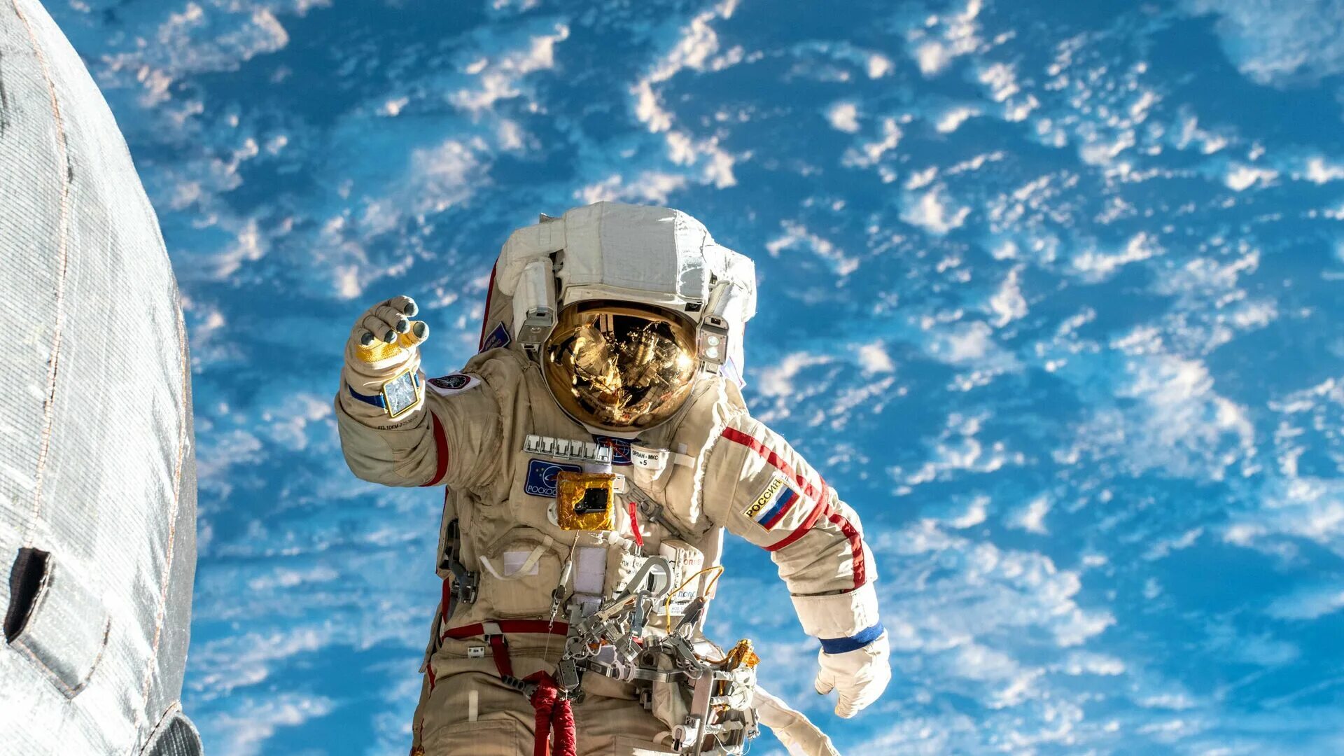 Космонавт в открытом космосе Роскосмос.
