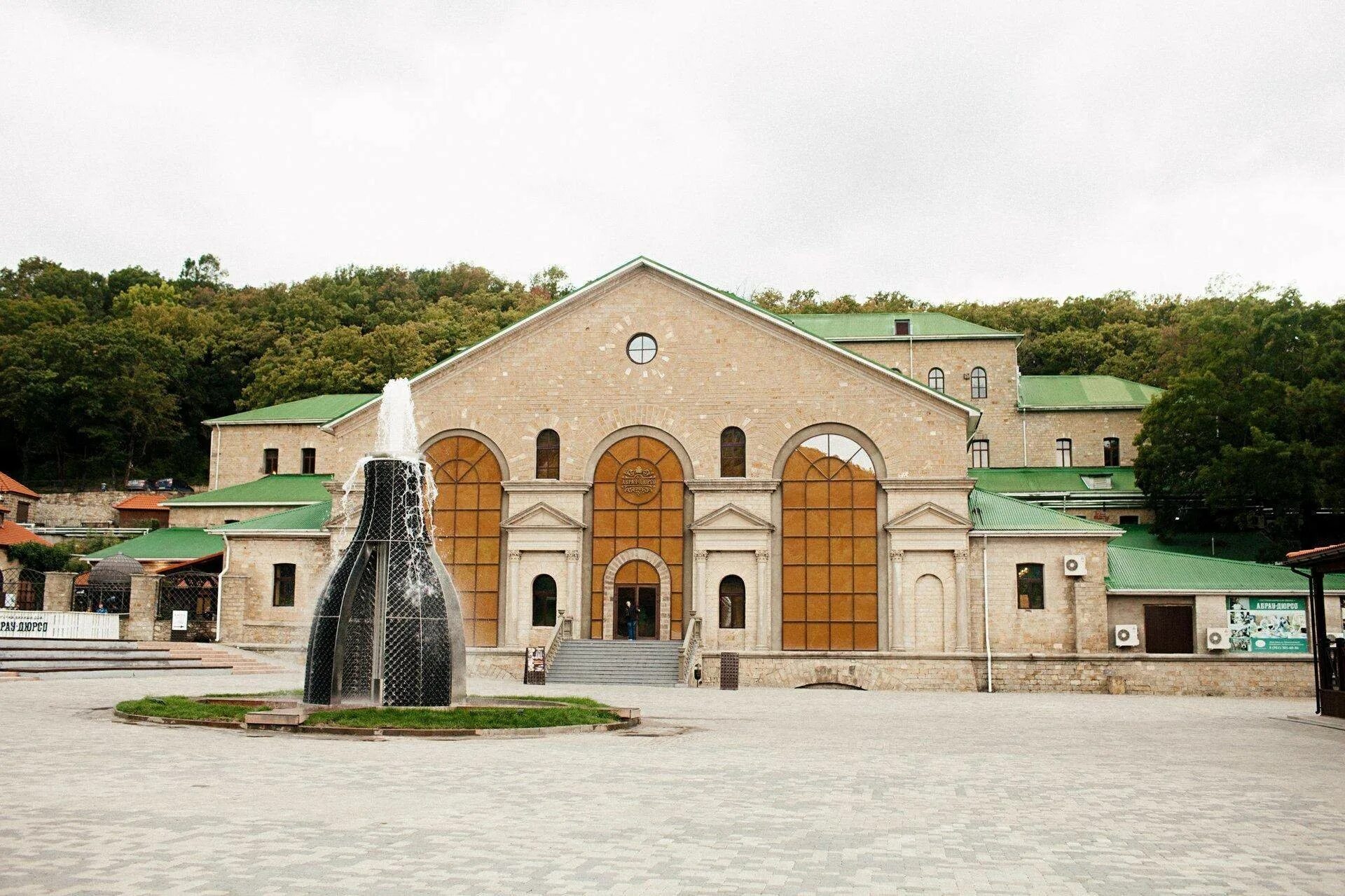 Винный завод абрау дюрсо. Винный завод абрау дюрсо. Завод шампанских вин абрау. Винный погреб абрау дюрсо. Абрау-дюрсо завод шампанских вин экскурсии.