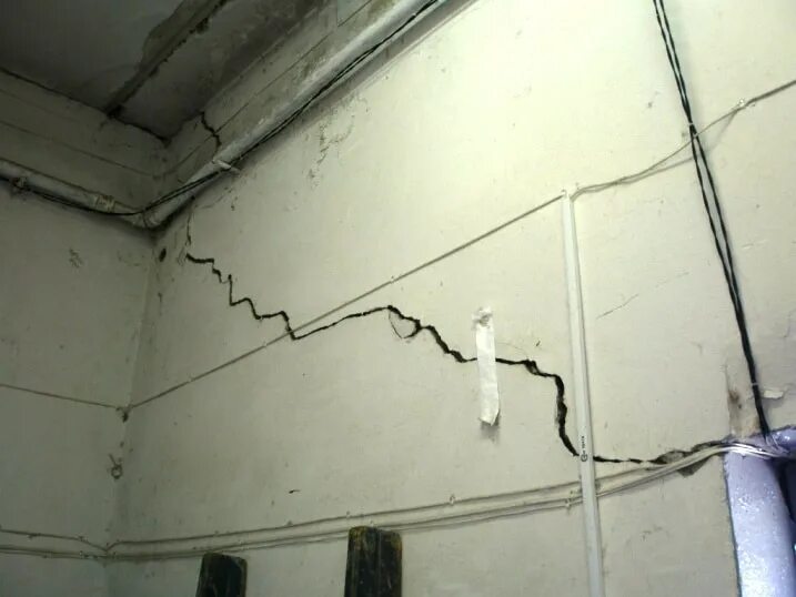 Трещины на стенах в квартире. Трещины в перегородках. Сквозная трещина в стене. Трещины в монолитной стене. Вертикальные трещины в стенах.