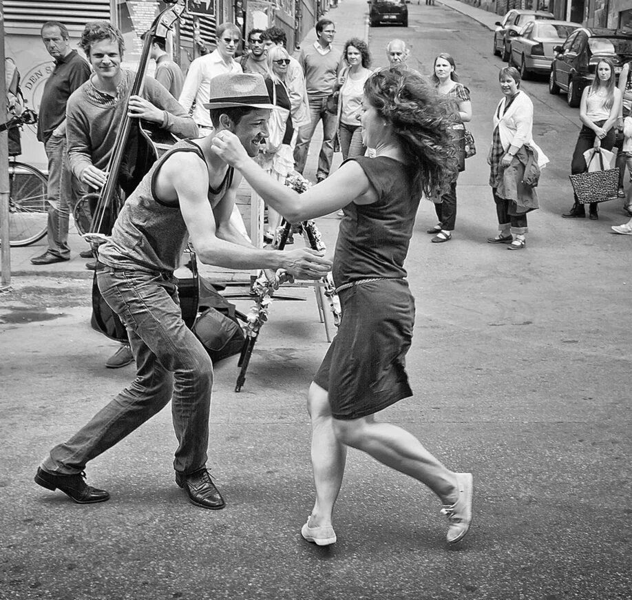 Линди хоп танец. Танцующие люди. Уличные танцы. Люди танцуют на улице.