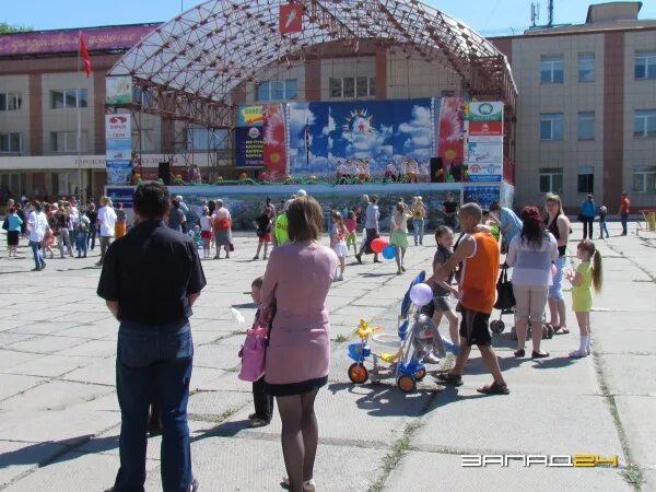 Город ачинск сегодня. Гор ДК Ачинск. Ачинский городской дворец культуры. Площадь ДК Ачинск. Ачинск площадь дворца культуры.