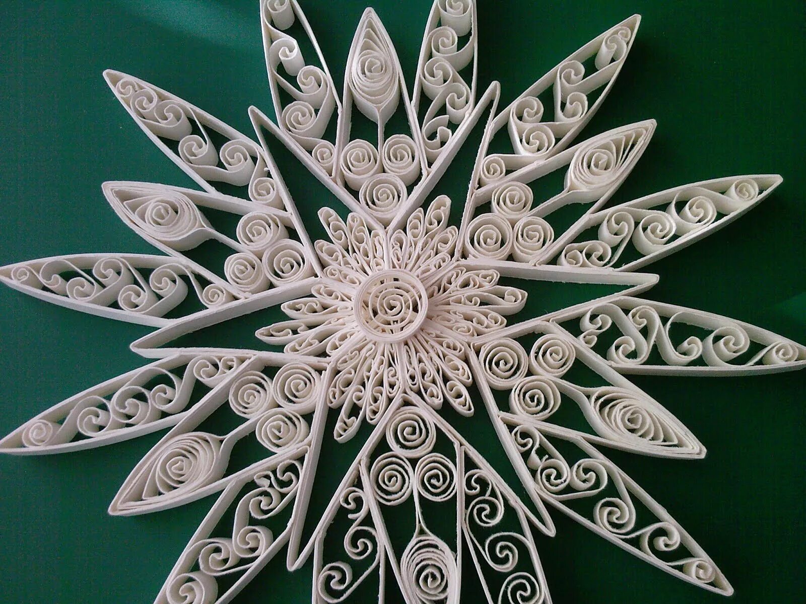 Как сделать оригинальную снежинку. Поделка снежинка. Необычная снежинка поделка. Объемная снежинка изибумаги. Квиллинг снежинки.