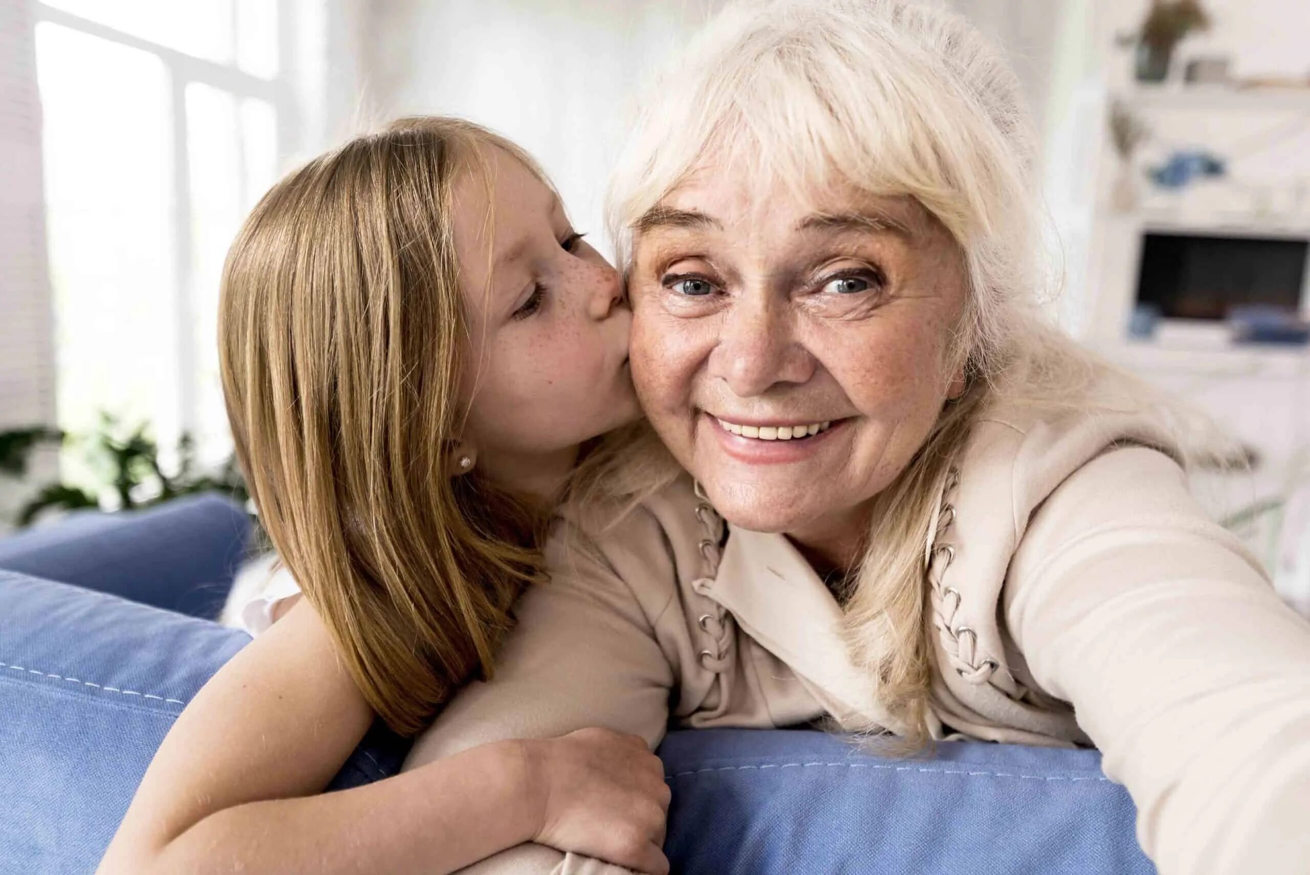 Бабушка лесбиянки зрелые. Девушка целует бабушку. Бабушка обнимает внучку. Фото старушки. Взрослый внук обнимает бабушку.