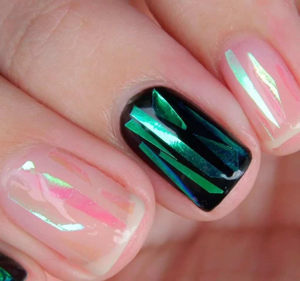 Маникюр эффект битого стекла. Маникюр со слюдой. Маникюр эффект битого стекла. Черный маникюр со слюдой. Стеклянный маникюр.