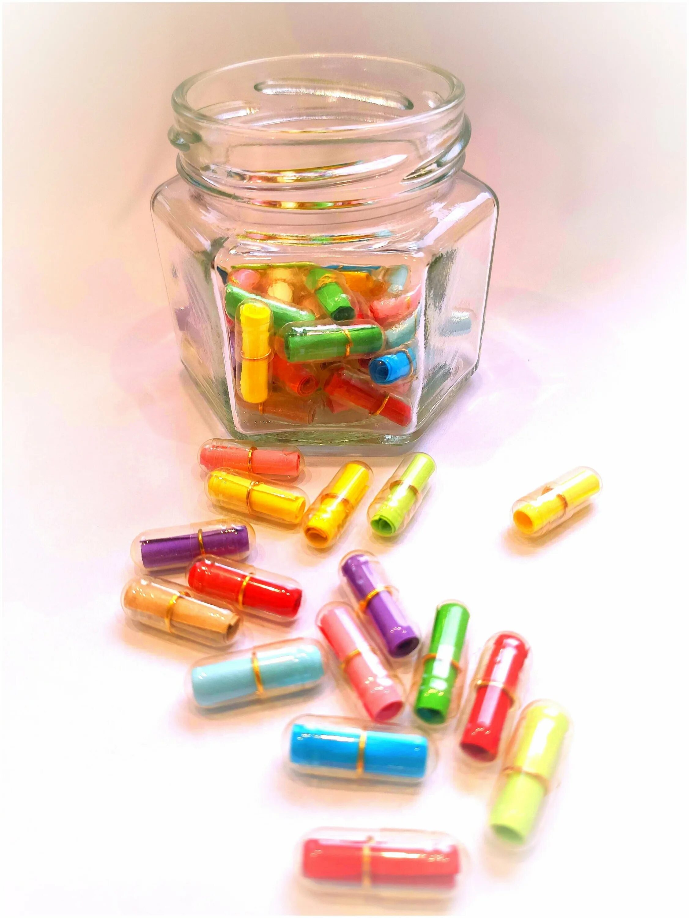 сюрприз капсулы. капсула од кидар суприза. сюрприз капсулы. капсул чикс реклама. капсула из киндер сюрприза.